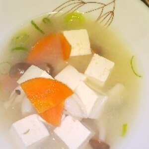 豆腐と白菜と人参のお味噌汁